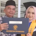 H. Sumadi Hadiri Wisuda Dhia Tsyurraya di UNDIP Kota Semarang