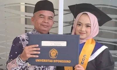 H. Sumadi Hadiri Wisuda Dhia Tsyurraya di UNDIP Kota Semarang