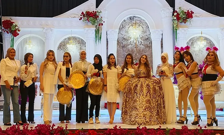 Anniversary Ke-16 Pernikahan, Dina Luncurkan Produk Kecantikan Dinamisel Glow