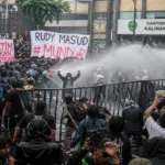 Demo Ricuh Depan Kantor Gubernur Kaltim, Massa Tuntut Rudy Mas'ud Mundur