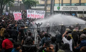 Demo Ricuh Depan Kantor Gubernur Kaltim, Massa Tuntut Rudy Mas'ud Mundur