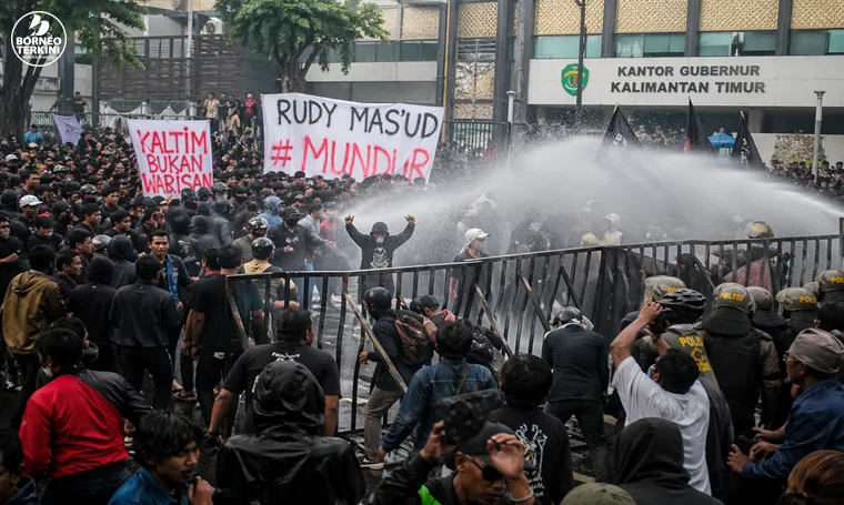 Demo Ricuh Depan Kantor Gubernur Kaltim, Massa Tuntut Rudy Mas'ud Mundur