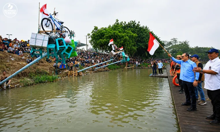 Unik! Panjat Pinang Miring di Atas Air, Ribuan Warga Padati Jakabaring