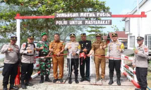 Jembatan Merah Putih Diresmikan Kapolres Berau, Ridho: Meski Sederhana Manfaatnya Signifikan untuk Masyarakat